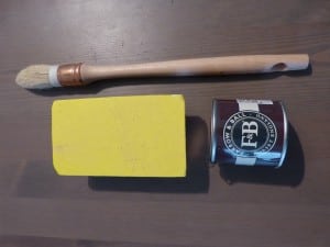 Brosse pouce, papier abrasif et échantillon de peinture Farrow&Ball pour le miroir 